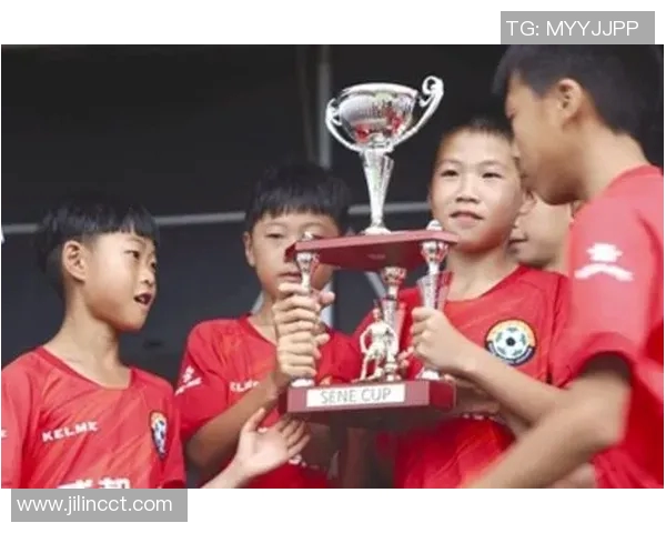 足球明星在国歌演唱中泪洒赛场感动全场观众引发热议