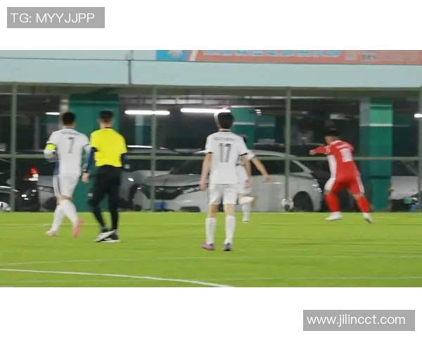 射门技巧超群的足球明星们盘点与精彩瞬间回顾